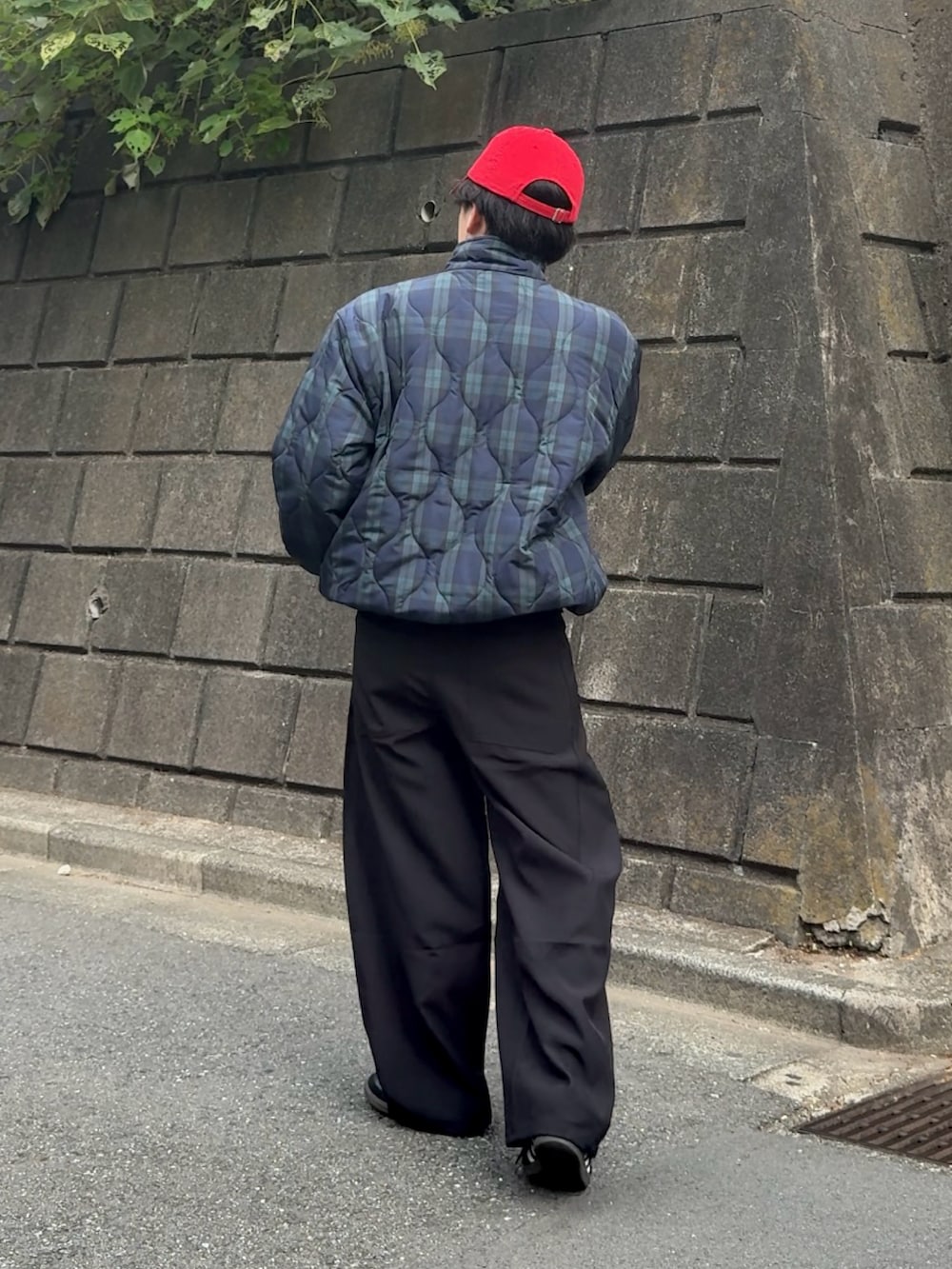 ブラック系のスラックス、その他のブルゾン、ブラック系のスニーカーを着用したメンズの秋コーディネートの2枚目の写真