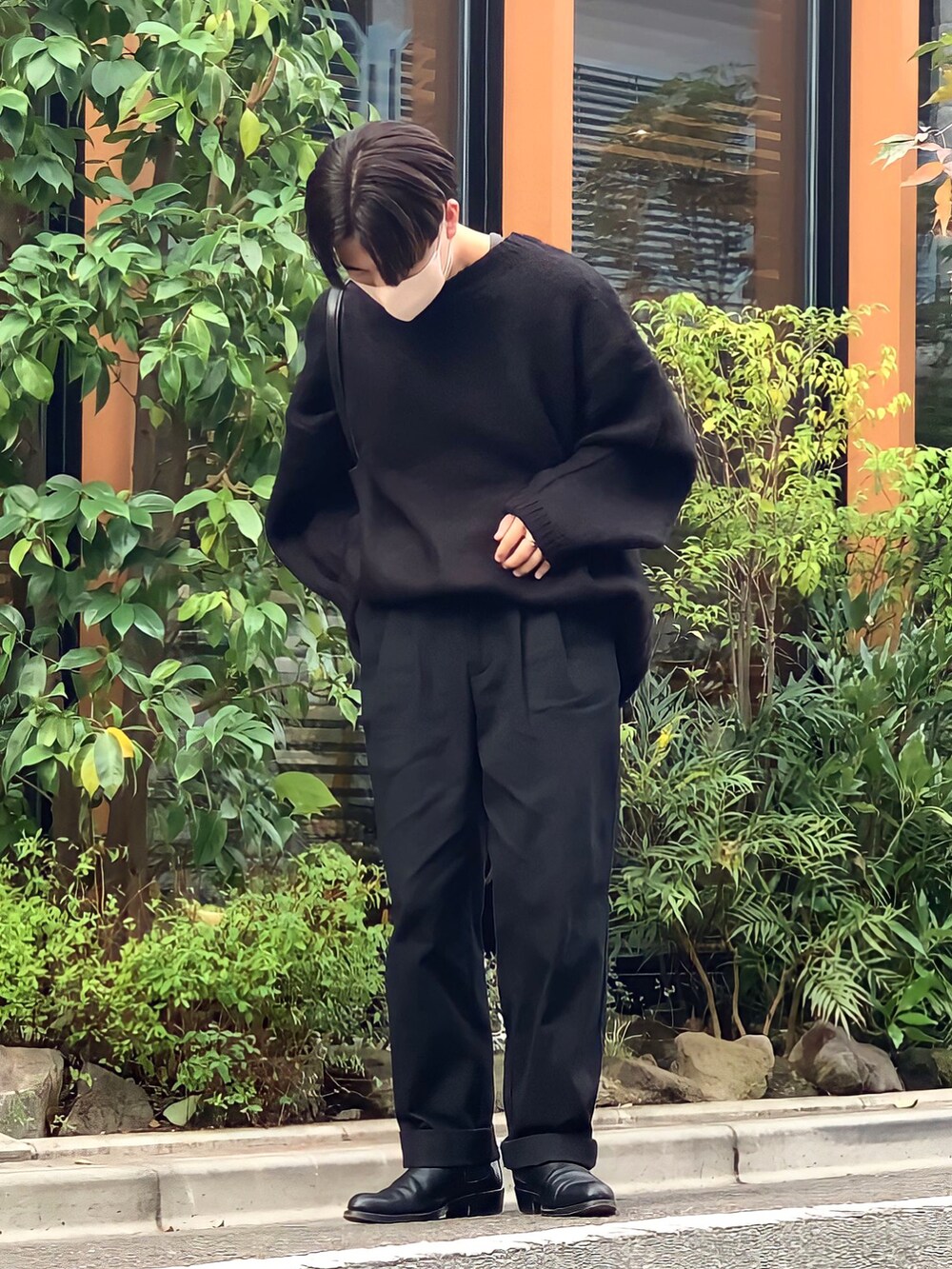 「WEARハロウィン2022、大人コーデ、メンズコーデ、秋服、モノトーンコーデ、ブラック、オールブラック、モヘアニット、モヘア、チノパン、革バッグ、低身長男子」｜「natiamのアイテム（チノパンツ、ブラック系）」を使った、みっち~さん（メンズ・165cm）の秋コーディネートの2枚目の写真