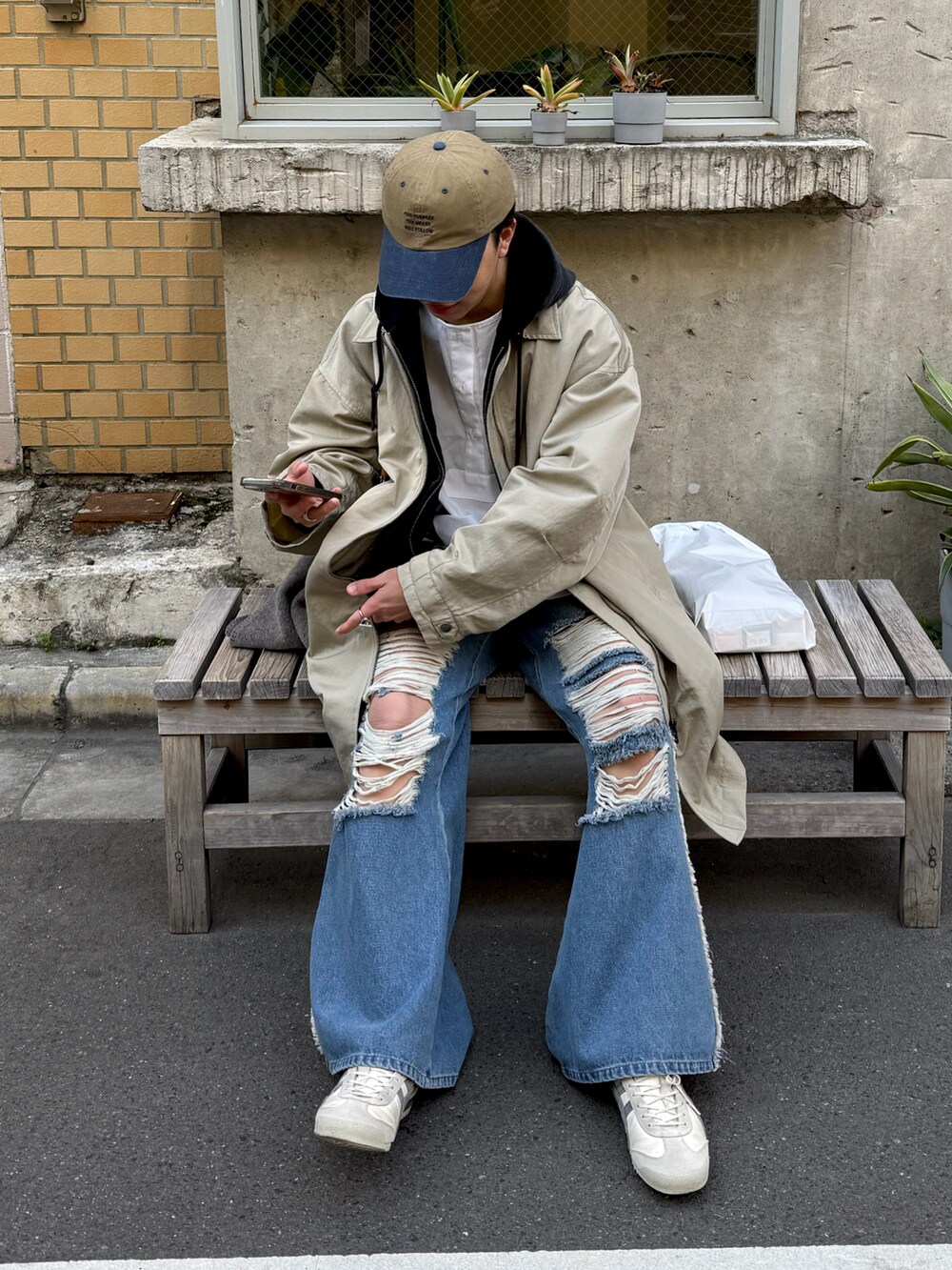 「今日のコーデ、春色、はるコーデ、ステンカラーコート、seyto、ダメージデニムパンツ、白シャツ×デニム、白シャツ、低身長コーデ、低身長男子、キャップコーデ」｜「B.C STOCKのドロップビッグスリーブコート（ステンカラーコート、ベージュ系）」を使った、みっち~さん（メンズ・165cm）の冬コーディネートの2枚目の写真