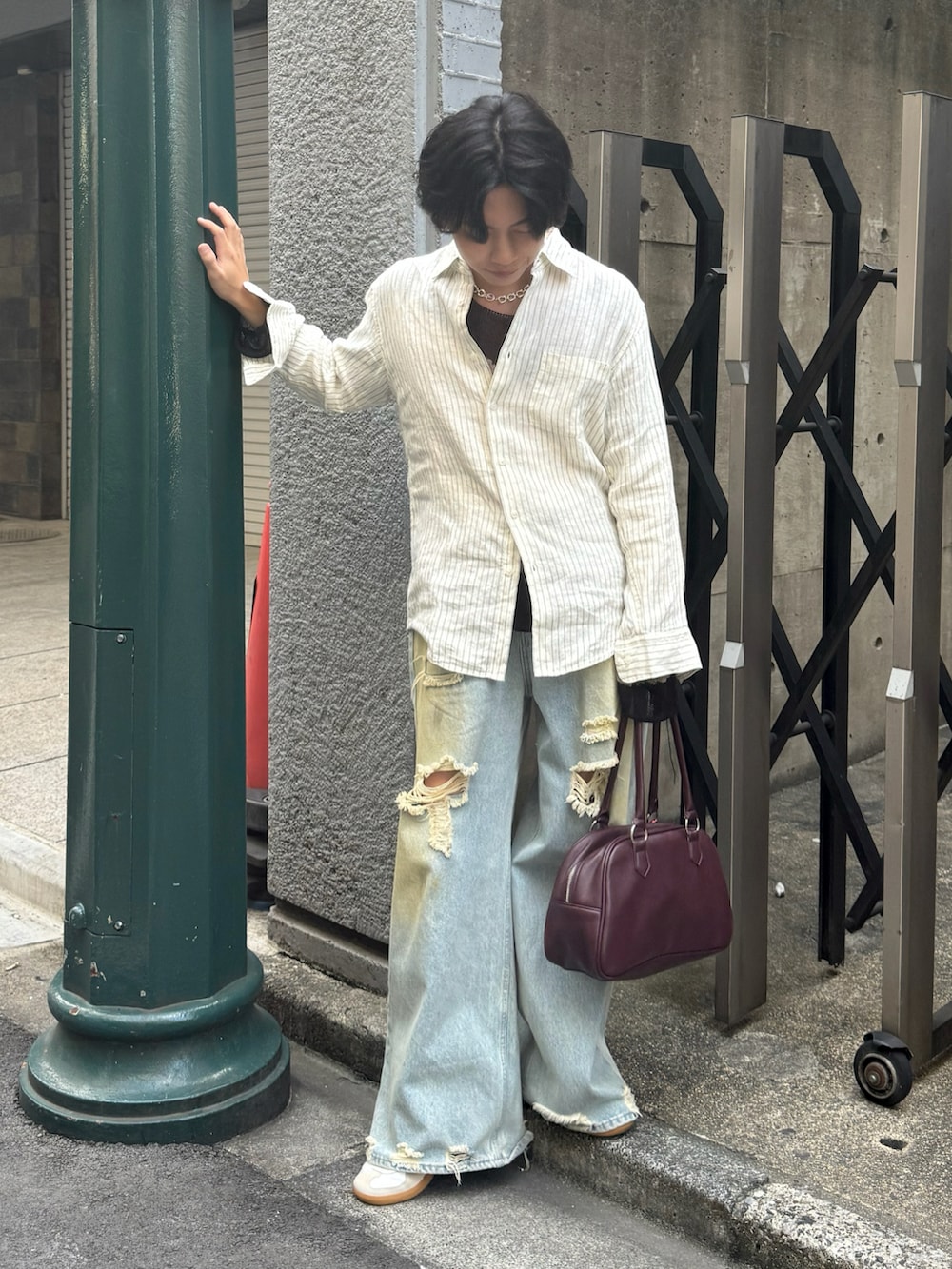 ブルー系のデニムパンツ、ホワイト系のシャツ/ブラウス、レッド系のボストンバッグを着用したメンズの秋コーディネートの2枚目の写真