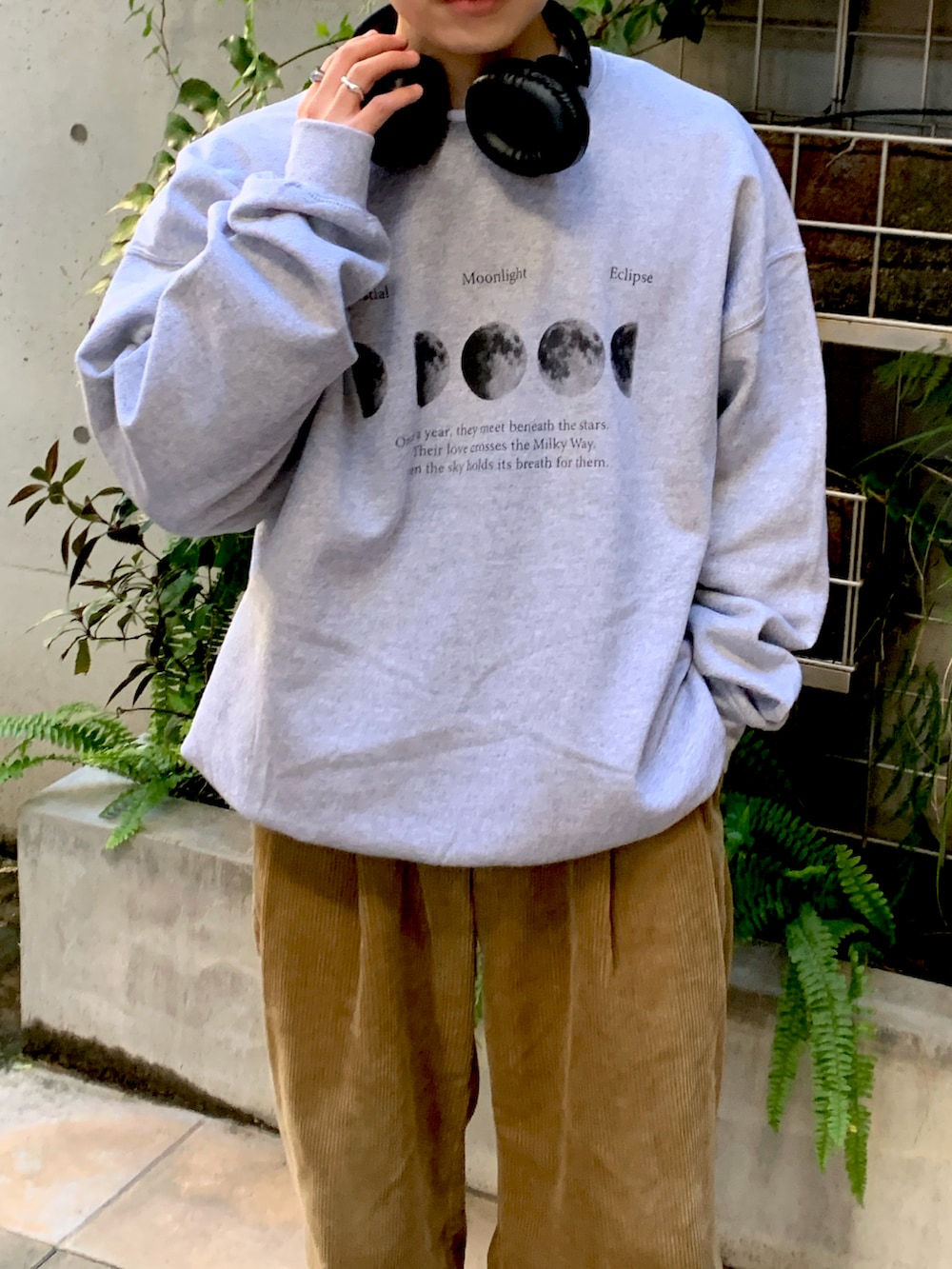 ベージュ系のその他パンツ、グレー系のスウェットを着用したメンズの秋コーディネートの2枚目の写真