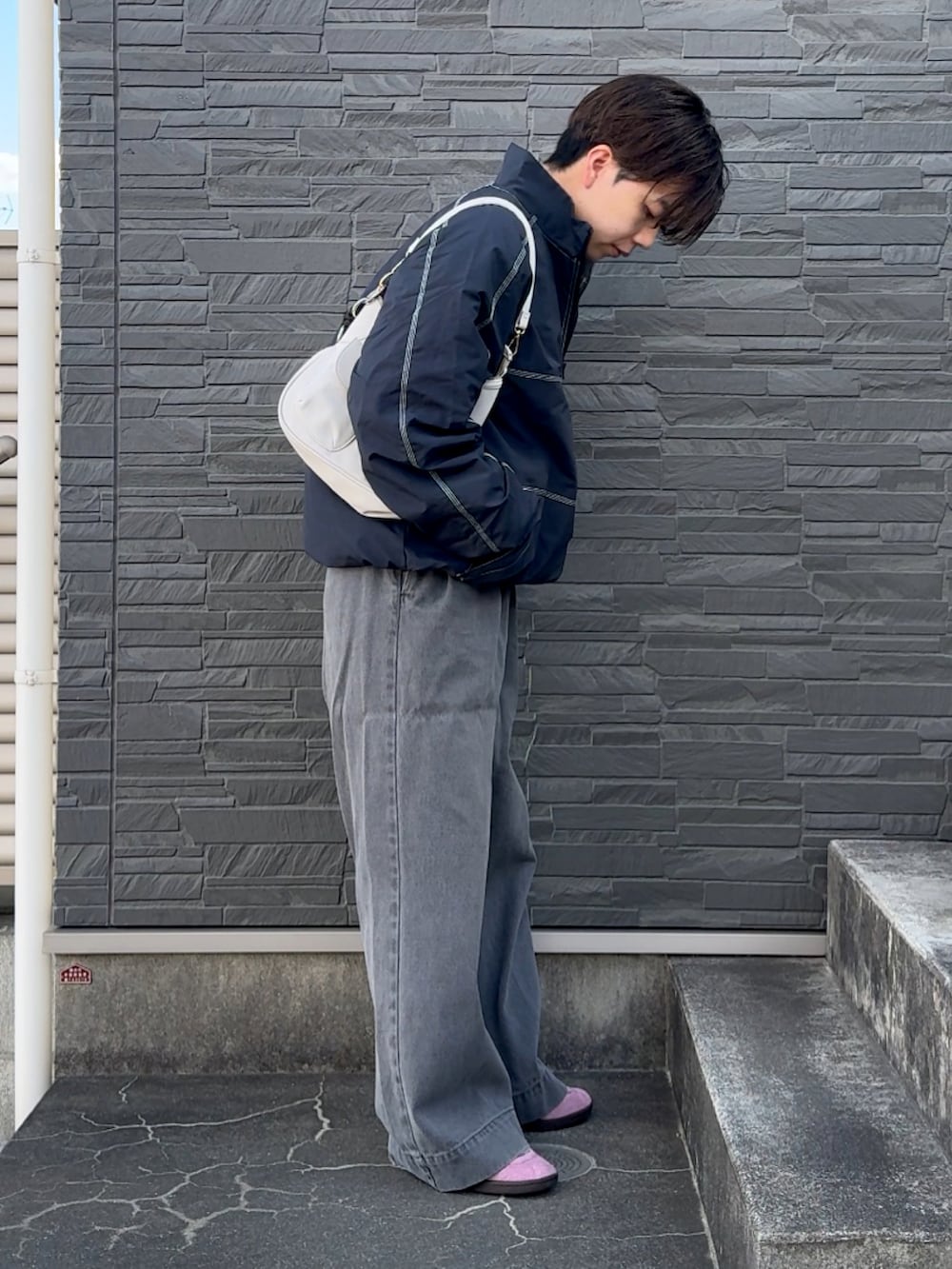 「春コーデ、春服、大人コーデ、休日スタイル、春服コーデ、いいね、save、フォローお願いします🤑、オトナカジュアル、トレンド、プチプラ、スニーカー、soerte、低身長コーデ、低身長男子、スポーツミックス、春色」｜「soerteのWide straight ：Flare black fade denim/ワイドストレート：フレア ブラックフェードデニム（デニムパンツ、グレー系）」を使った、みっち~さん（メンズ・165cm）の春コーディネートの2枚目の写真
