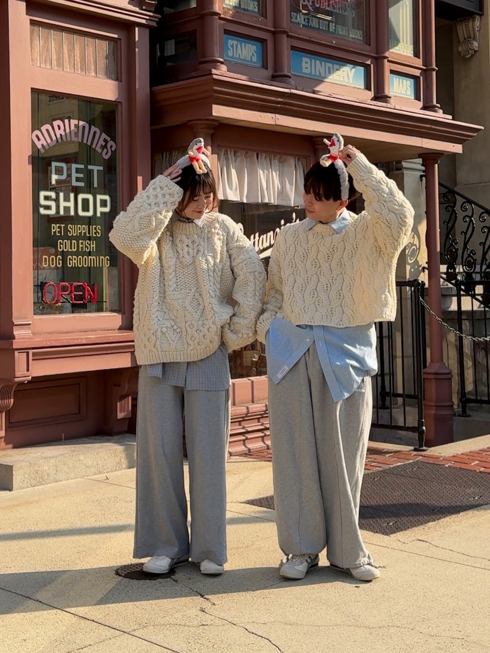 ホワイト系のニット/セーター、ホワイト系のスニーカーを着用したメンズの冬コーディネートの2枚目の写真