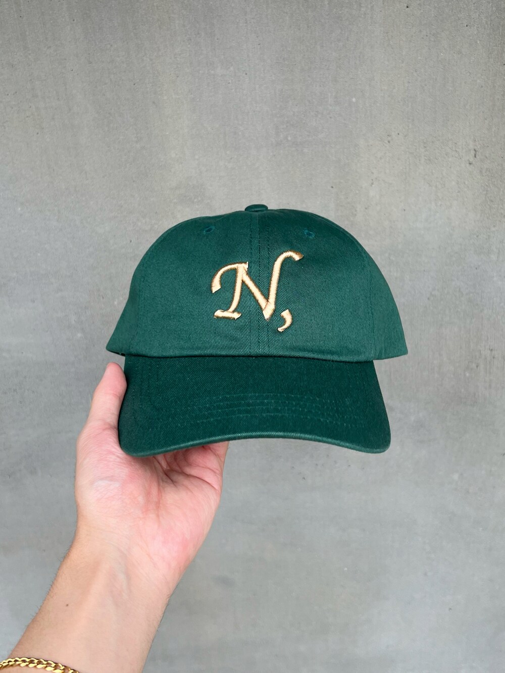 ホワイト系のTシャツ/カットソー、ベージュ系のショルダーバッグ、グリーン系のカーゴパンツを着用したメンズの夏コーディネートの3枚目の写真