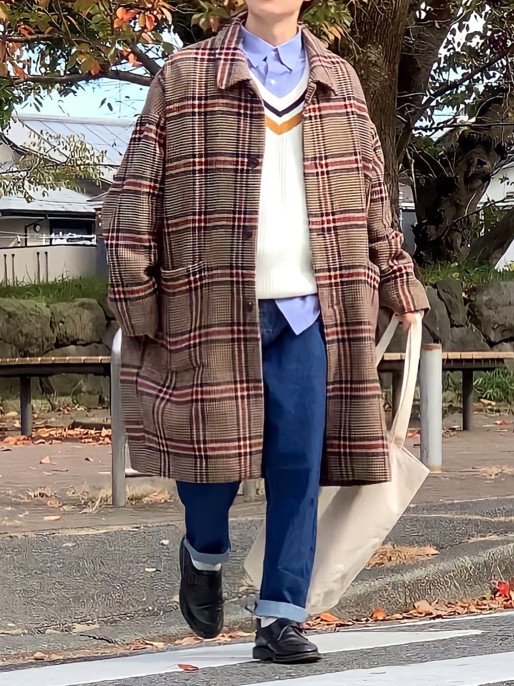 ベージュ系のベスト、ブルー系のシャツ/ブラウス、ベージュ系のステンカラーコートを着用したメンズの秋コーディネートの2枚目の写真