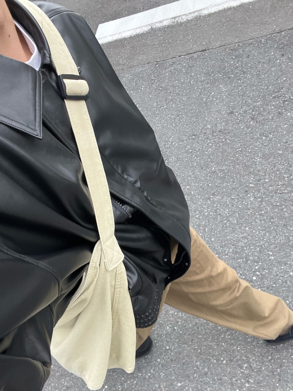 「ファッションを楽しもう、WEARyouthコーデ、PR、マイノ男子、マイノリティ、クラークス、clarks、レザージャケット、レザー、キャップ、低身長コーデ、低身長男子、ショルダーバッグ」｜「Clarksの【CLARKS / クラークス】 WALABEE GTX ゴアテックス（スニーカー、ブラック系）」を使った、みっち~さん（メンズ・165cm）の秋コーディネートの4枚目の写真