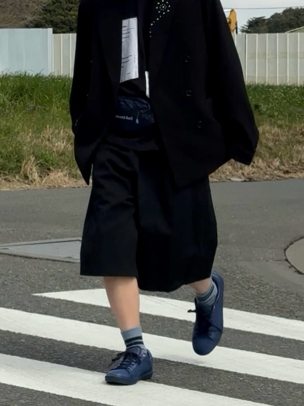 ブラック系のテーラードジャケット、ブルー系のボディバッグ/ウエストポーチ、ブラック系のその他パンツを着用したメンズの春コーディネートの2枚目の写真