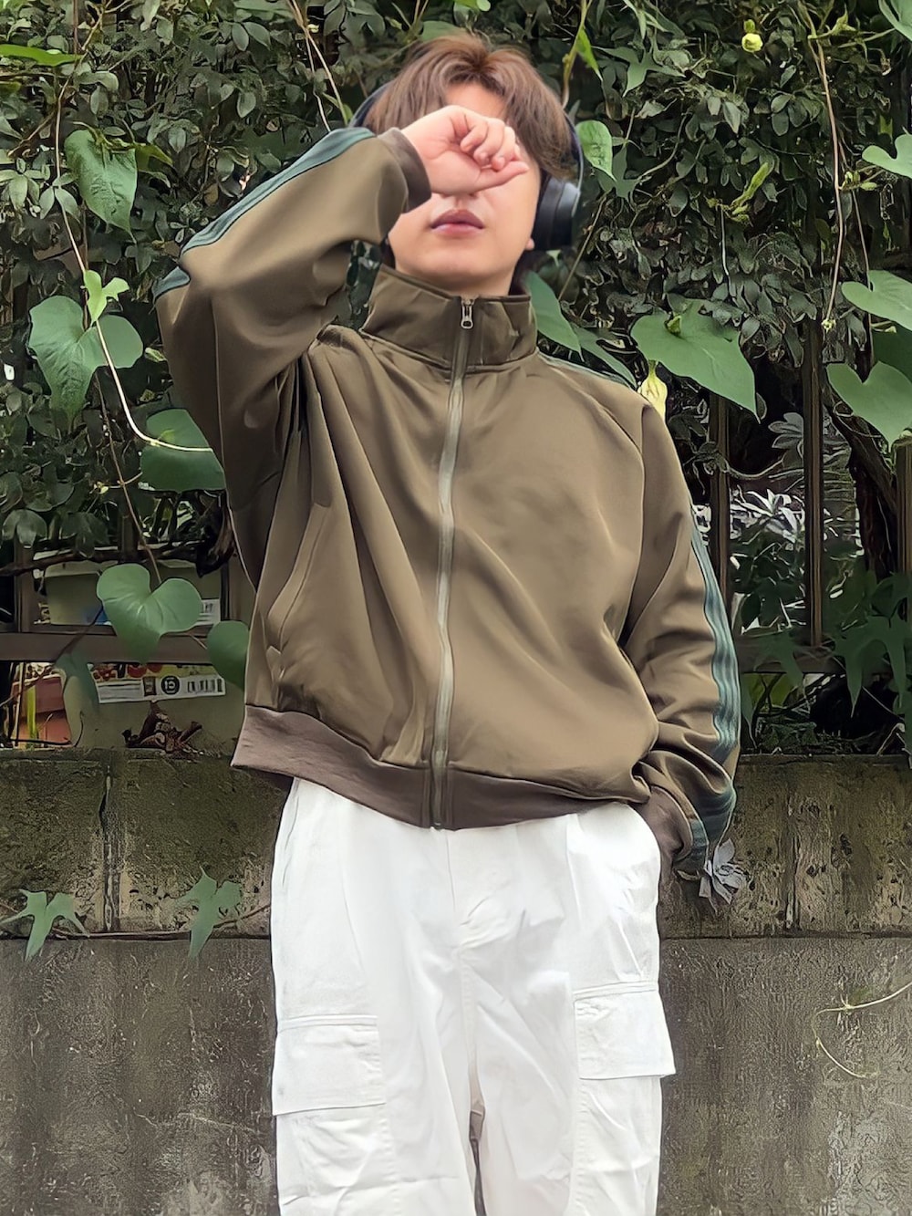 「秋服まるっと大公開、シンプルスタイル、秋コーデ、秋服準備はじめました、カーゴパンツ、ニューバランス、ニューバランス2002、トラックジャケット、ヘッドホン、低身長男子、低身長コーデ、ジャージ、カジュアルコーデ」｜「NEW BALANCEのアイテム（スニーカー、グレー系）」を使った、みっち~さん（メンズ・165cm）の秋コーディネートの3枚目の写真