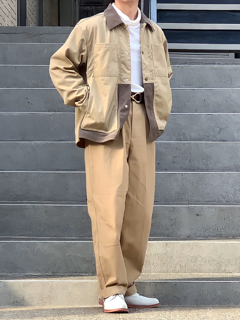 ベージュ系のチノパンツ、ホワイト系のTシャツ/カットソー、ホワイト系のドレスシューズを着用したメンズの秋コーディネートの2枚目の写真