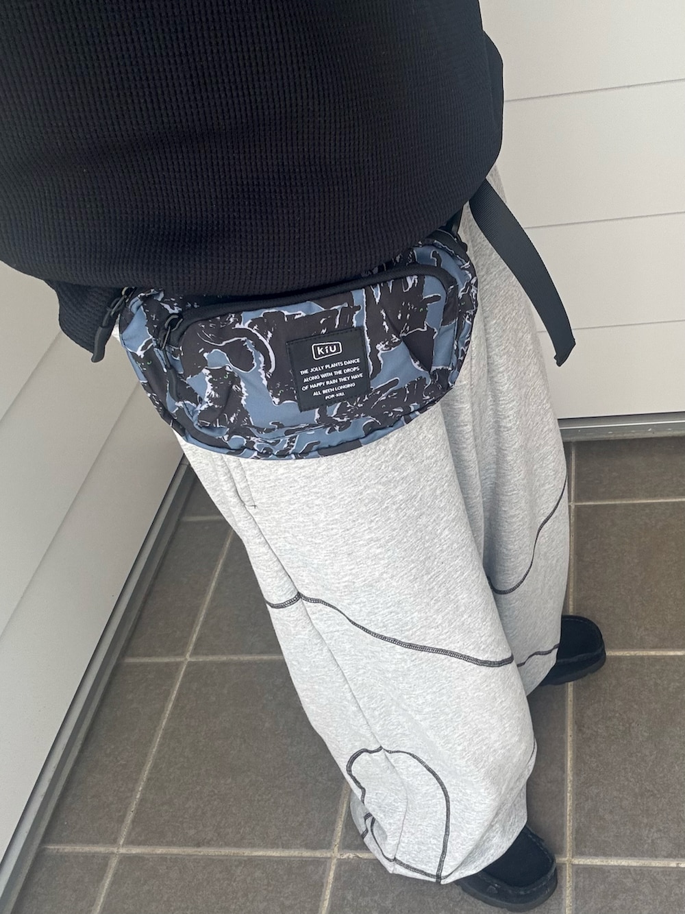 グレー系のスウェットパンツ、その他のボディバッグ/ウエストポーチ、ブラック系のTシャツ/カットソーを着用したメンズの春コーディネートの4枚目の写真