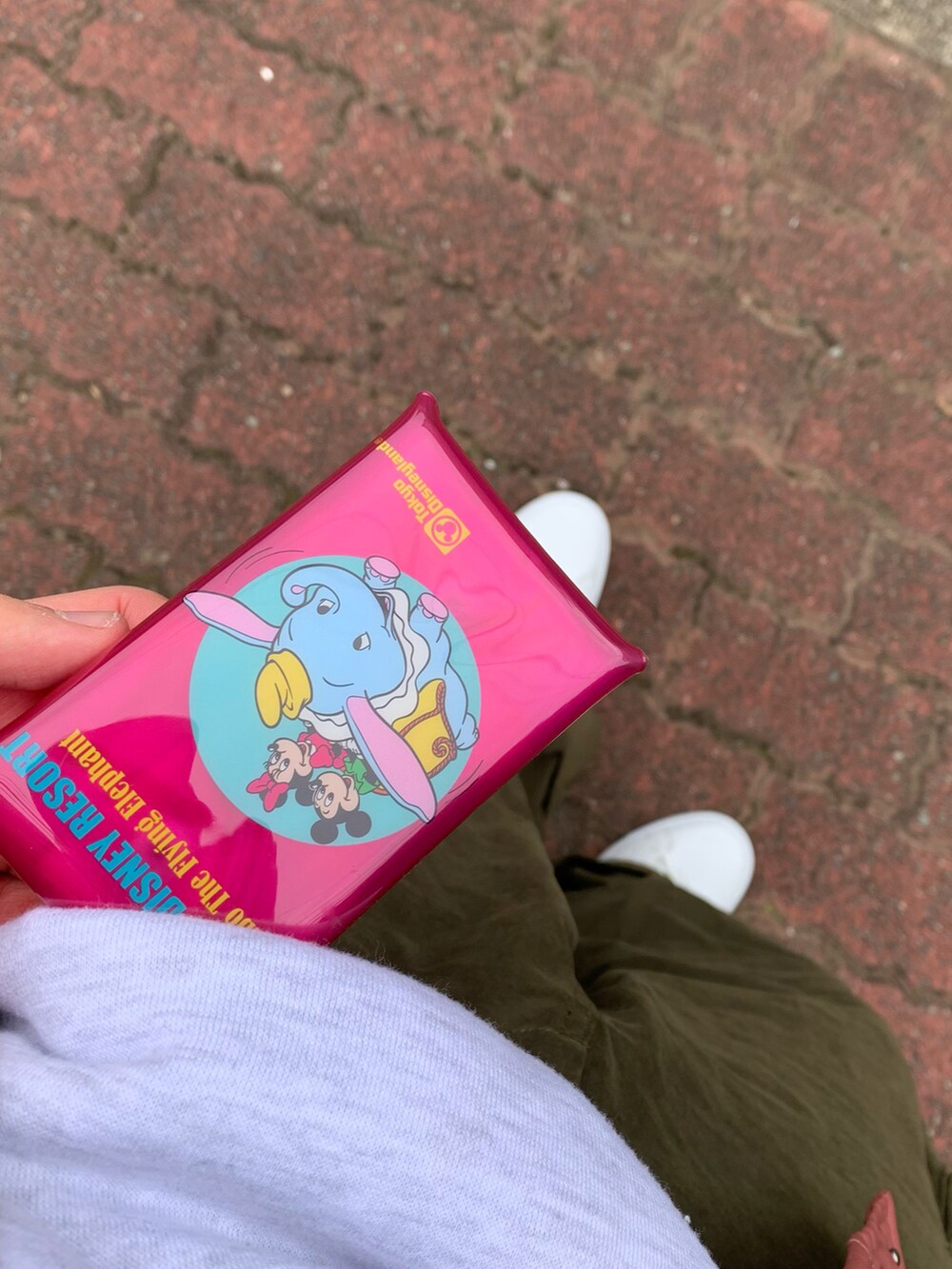 「オトナカジュアル、シンプル、秋服コーデ、スニーカーコーデ、スタジャン、スタジャン×パーカー、スタジャンコーデ、ピンクコーデ、白スニーカー、フーディー、ディズニー、軍パン、ストリート、低身長男子、ストリートコーデ」｜「y/m by れぽすけのワイドミリタリーパンツ（カーゴパンツ、グリーン系）」を使った、みっち~さん（メンズ・165cm）の秋コーディネートの3枚目の写真