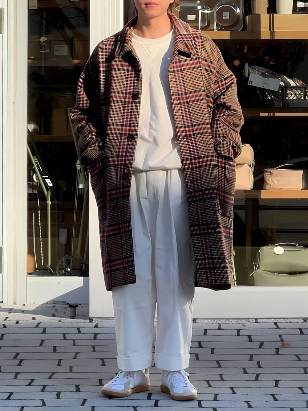 「新星WEARISTAにエントリー、WEARyouthコーデ、チェックコート、スウェットコーデ、白パンツ、adidas、adidas originals、低身長コーデ、低身長男子、スニーカーコーデ、ホワイトコーデ、ホワイトパンツ」｜「adidasのアイテム（スニーカー、ホワイト系）」を使った、みっち~さん（メンズ・165cm）の冬コーディネートの2枚目の写真