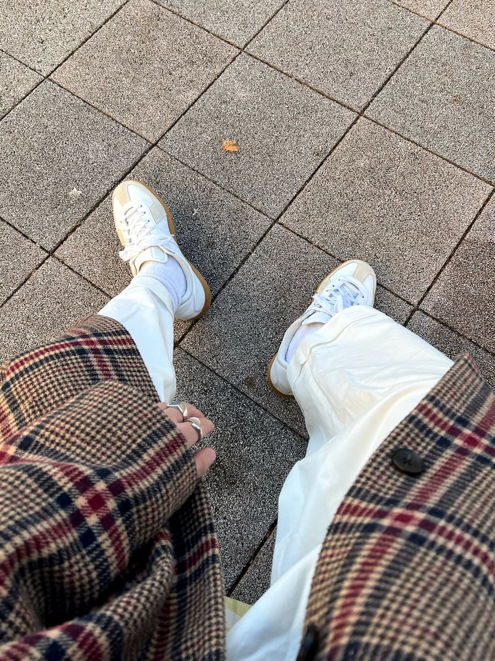 「新星WEARISTAにエントリー、WEARyouthコーデ、チェックコート、スウェットコーデ、白パンツ、adidas、adidas originals、低身長コーデ、低身長男子、スニーカーコーデ、ホワイトコーデ、ホワイトパンツ」｜「adidasのアイテム（スニーカー、ホワイト系）」を使った、みっち~さん（メンズ・165cm）の冬コーディネートの3枚目の写真
