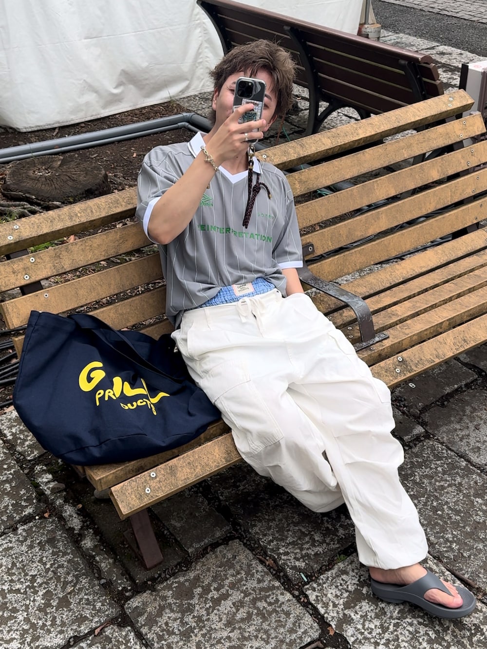 グレー系のTシャツ/カットソー、ホワイト系のカーゴパンツ、ブルー系のその他パンツを着用したメンズの夏コーディネートの2枚目の写真