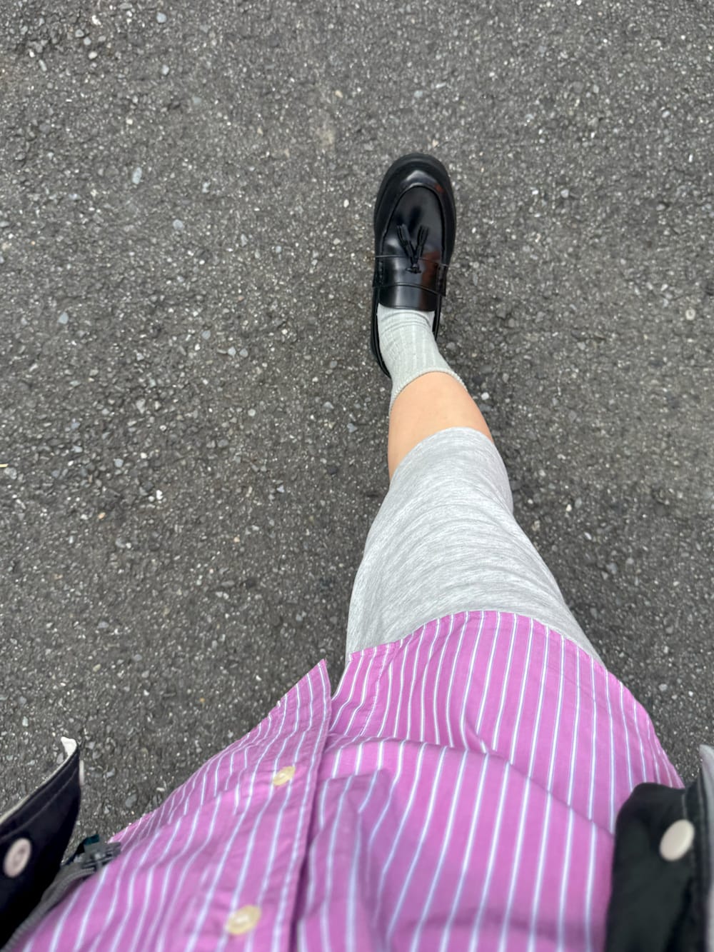 ブラック系のパンツ、ブラック系のローファー、ピンク系のシャツ/ブラウスを着用したメンズの秋コーディネートの3枚目の写真