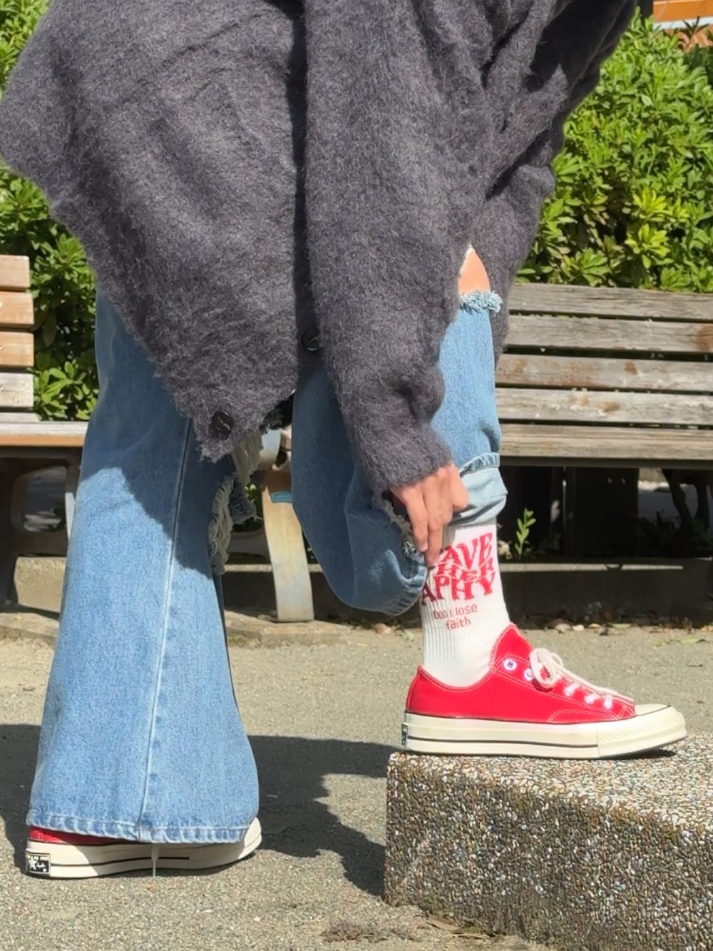 ブルー系のデニムパンツ、ブラック系のカーディガン/ボレロ、グレー系のTシャツ/カットソーを着用したメンズの秋コーディネートの4枚目の写真