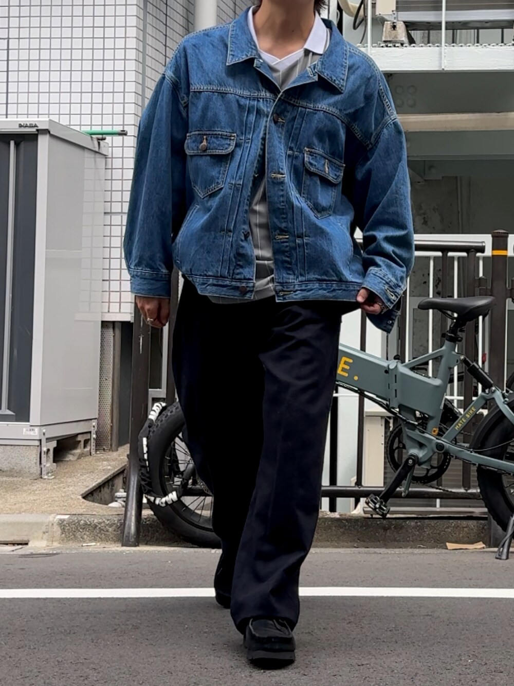 「秋っぽコーデ更新中、秋冬コーデ、シンプルコーデ、秋のコーデ、秋服、秋服コーデ、デニムジャケット、umbro、Traditional Weatherwear、クラークス、低身長コーデ、低身長男子」｜「studio CLIPの《natural by clip》デニムワイドジャケット（デニムジャケット、ブルー系）」を使った、みっち~さん（メンズ・165cm）の秋コーディネートの2枚目の写真