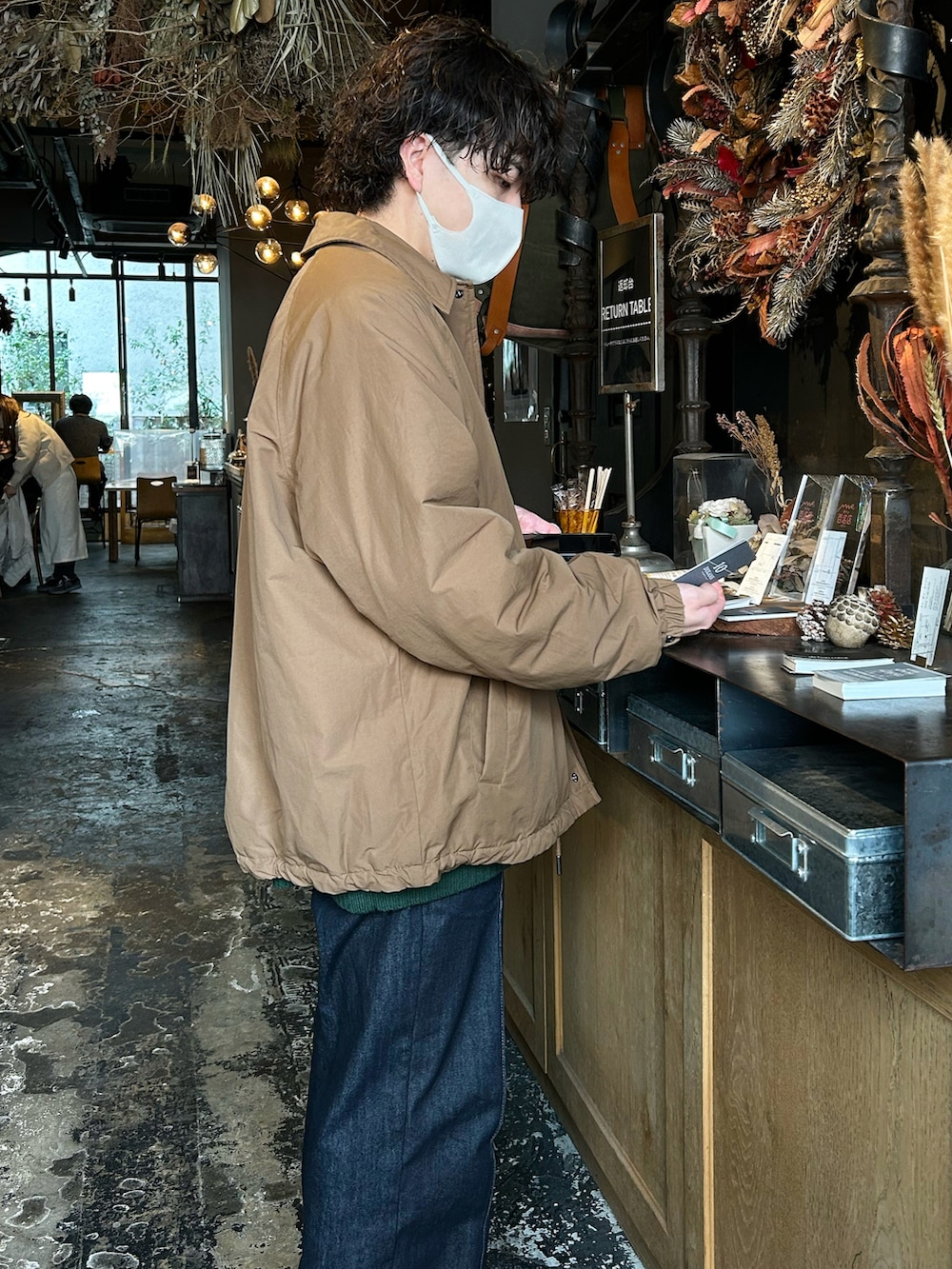 「春服デビュー宣言、大人カジュアル、おしゃれさんと繋がりたい、ゆるコーデ、ZARA、ZARAコーデ、デニムパンツ、白スニーカー、白シャツ、ネックレス、低身長男子、メンズファッジ、メンズコーデ、メンズライク、春服」｜「FILIINのアイテム（スニーカー、ホワイト系）」を使った、みっち~さん（メンズ・165cm）の春コーディネートの3枚目の写真