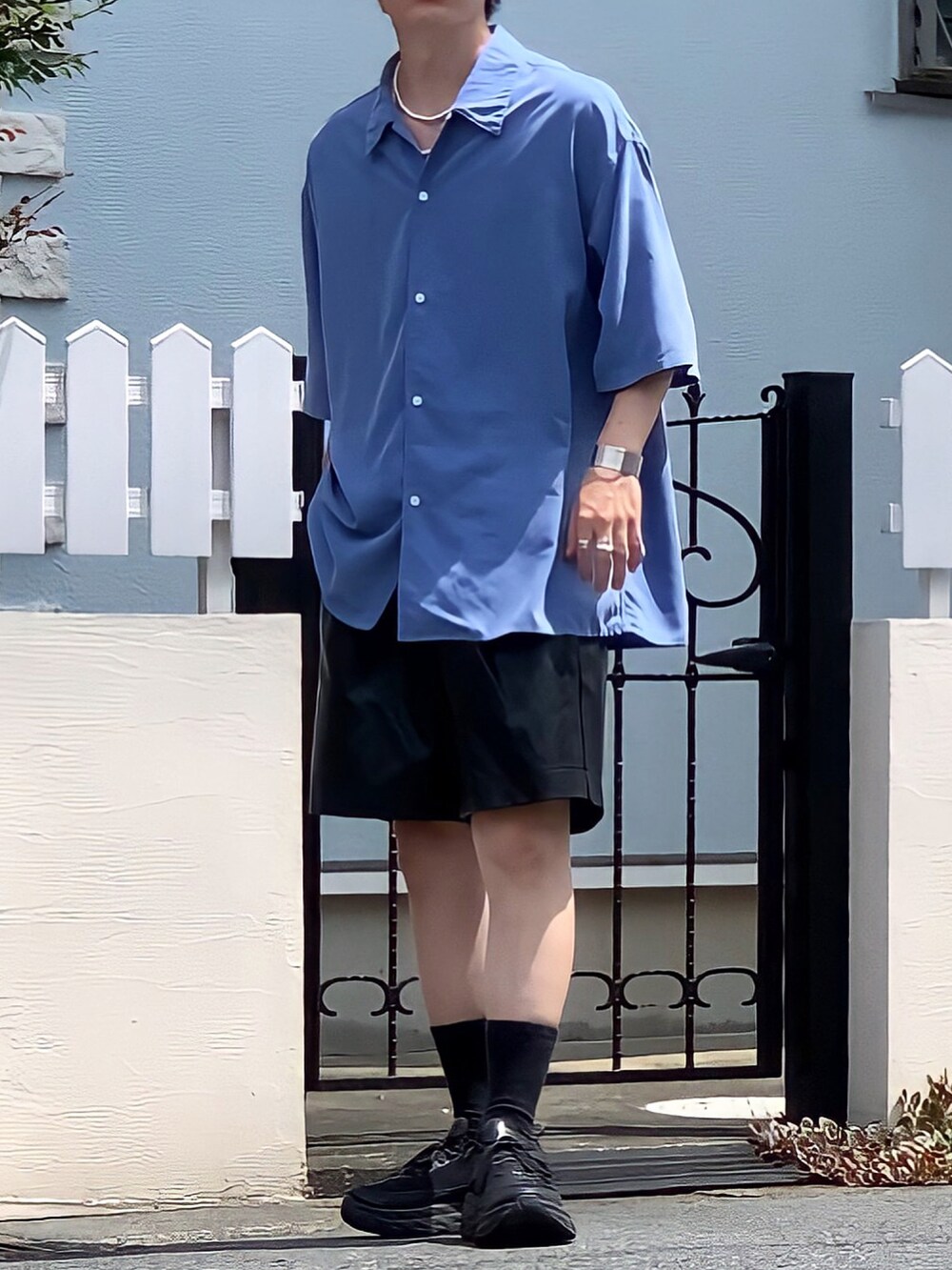 ブルー系のシャツ/ブラウス、ブラック系のパンツ、ブラック系のスニーカーを着用したメンズの夏コーディネートの2枚目の写真