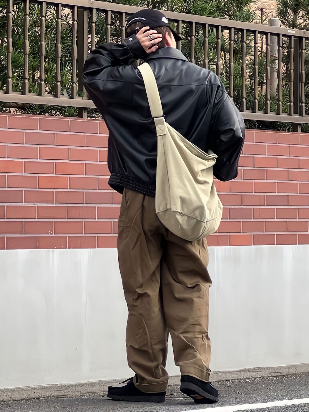 「ファッションを楽しもう、WEARyouthコーデ、PR、マイノ男子、マイノリティ、クラークス、clarks、レザージャケット、レザー、キャップ、低身長コーデ、低身長男子、ショルダーバッグ」｜「Clarksの【CLARKS / クラークス】 WALABEE GTX ゴアテックス（スニーカー、ブラック系）」を使った、みっち~さん（メンズ・165cm）の秋コーディネートの3枚目の写真