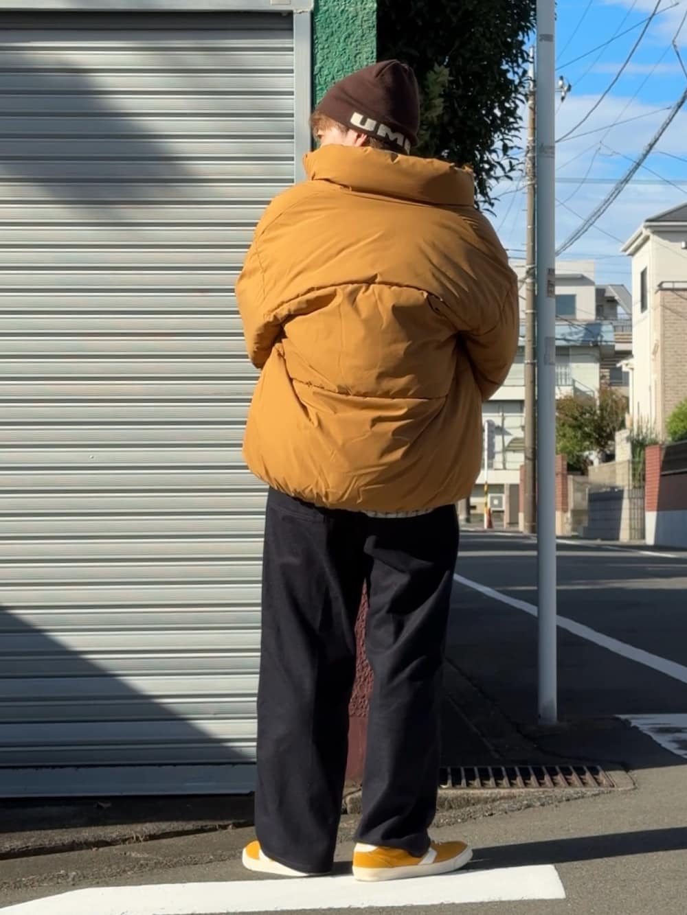 イエロー系のスニーカー、ブルー系のその他パンツ、ホワイト系のシャツ/ブラウスを着用したメンズの秋コーディネートの2枚目の写真