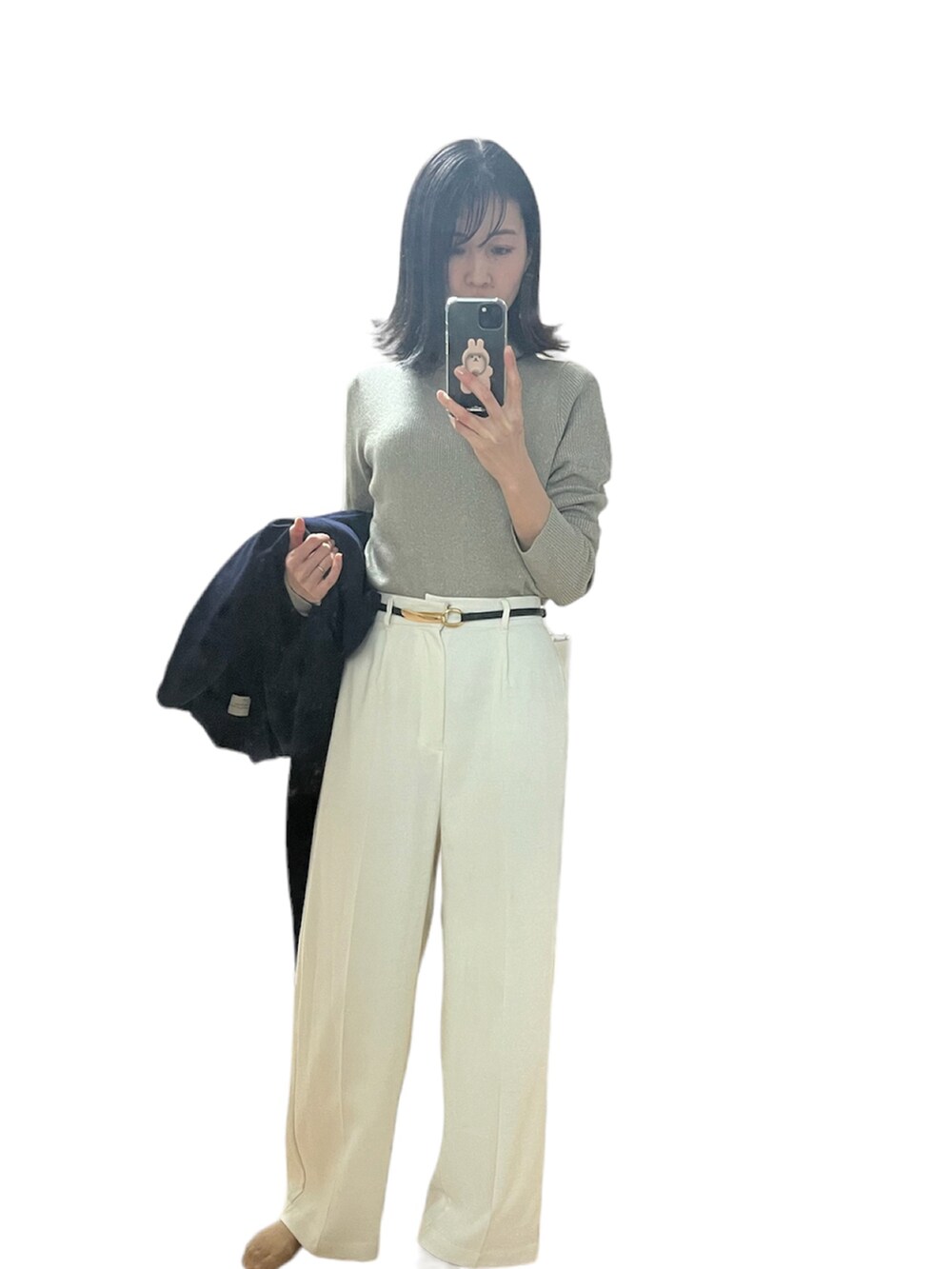 ホワイト系のその他パンツ、ベージュ系のニット/セーター、ブルー系のチェスターコートを着用したレディースの冬コーディネートの5枚目の写真