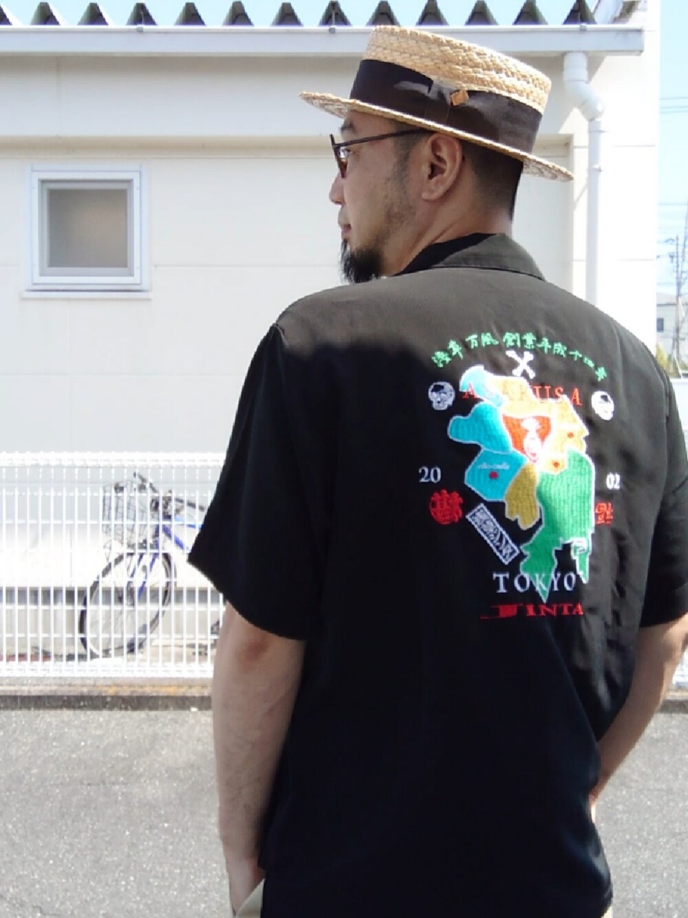 グレー系のドレスシューズを着用したメンズの秋コーディネートの2枚目の写真