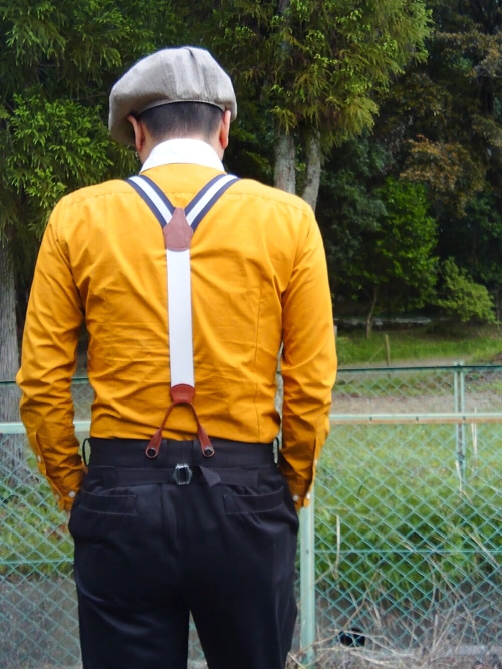 イエロー系のソックス/靴下を着用したメンズの秋コーディネートの2枚目の写真