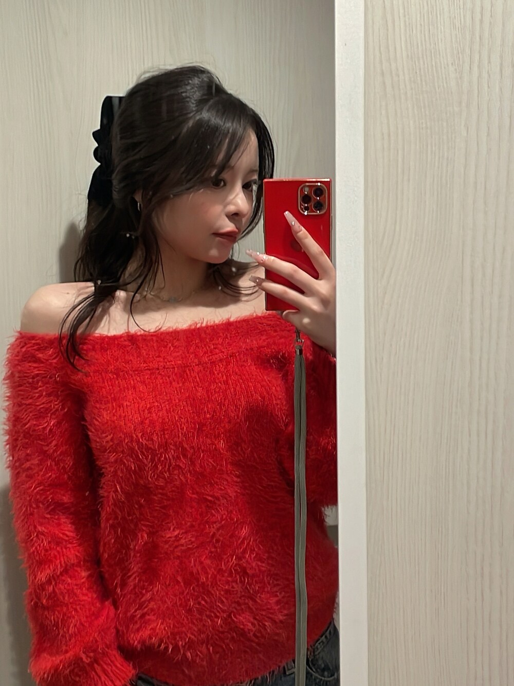 ピンク系のタンクトップを着用したレディースの冬コーディネートの2枚目の写真