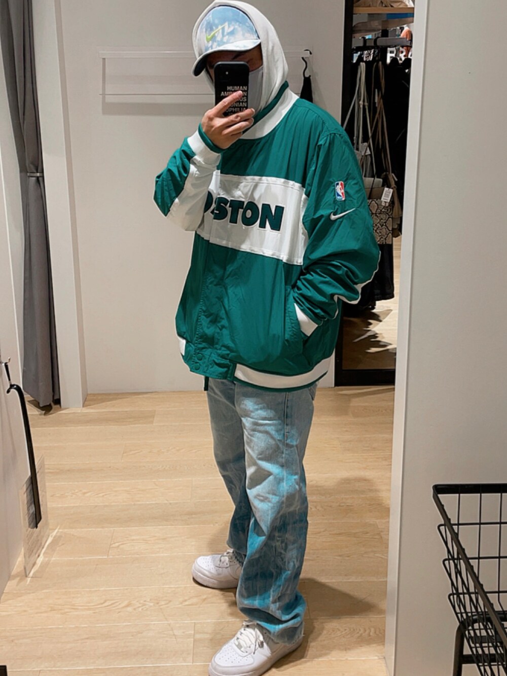 「休日スタイル、古着MIX、古着コーデ、NIKE、エアフォースワン、古着、古着ミックス、デニムパンツ、古着好きな人と繋がりたい、古着好き」｜「Levi'sのアイテム（デニムパンツ、ブルー系）」を使った、悟空（日本男子平均身長程度）さん（メンズ・170cm）の春コーディネートの2枚目の写真