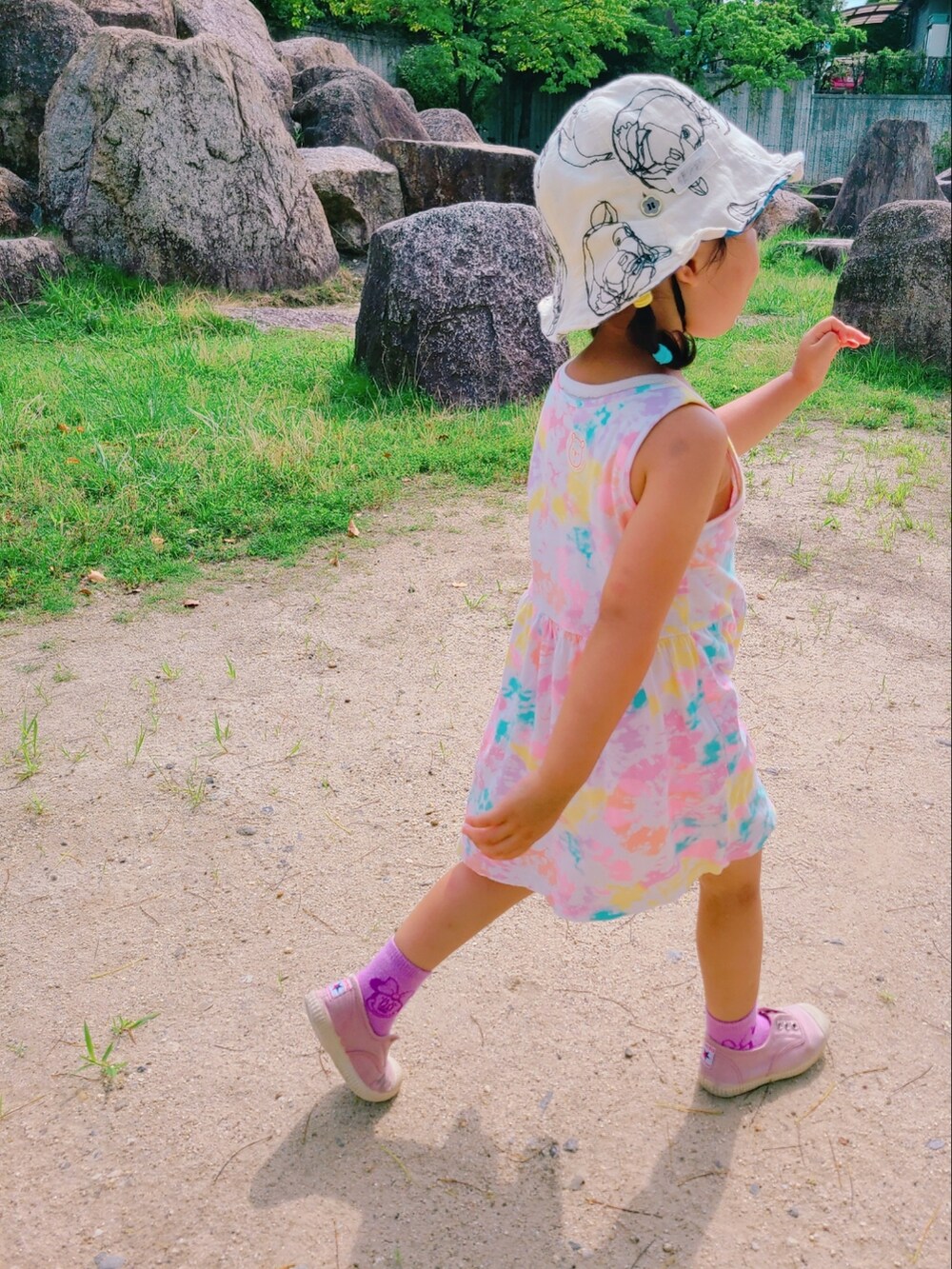 その他のワンピース、ベージュ系のキャップを着用したキッズの夏コーディネートの2枚目の写真