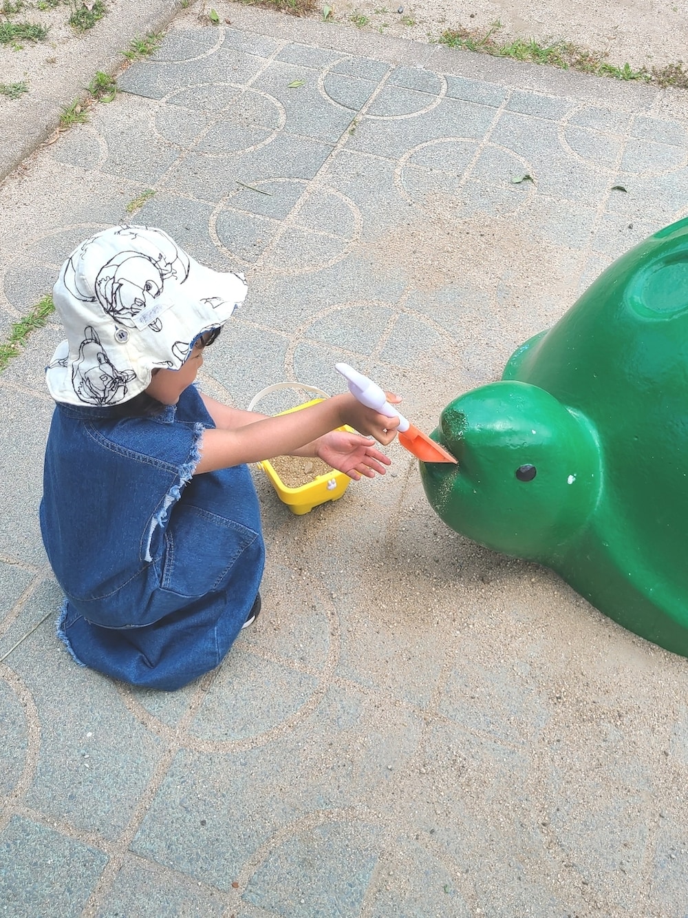 ブルー系のワンピース、ブラック系のサンダル、その他のおもちゃを着用したキッズの夏コーディネートの2枚目の写真