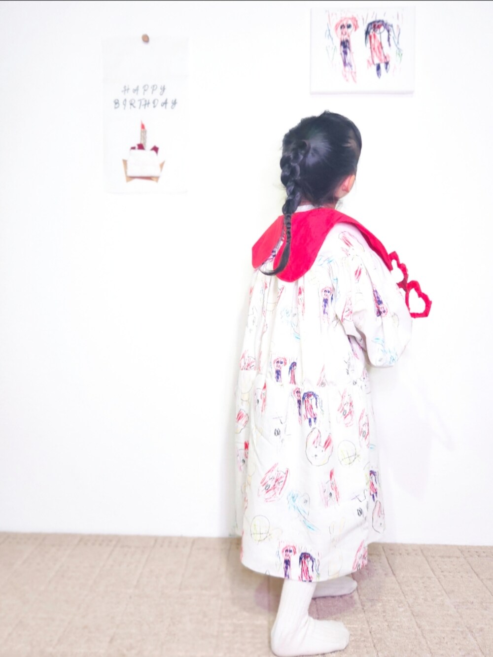 ホワイト系のタイツ/ストッキングを着用したキッズの冬コーディネートの3枚目の写真