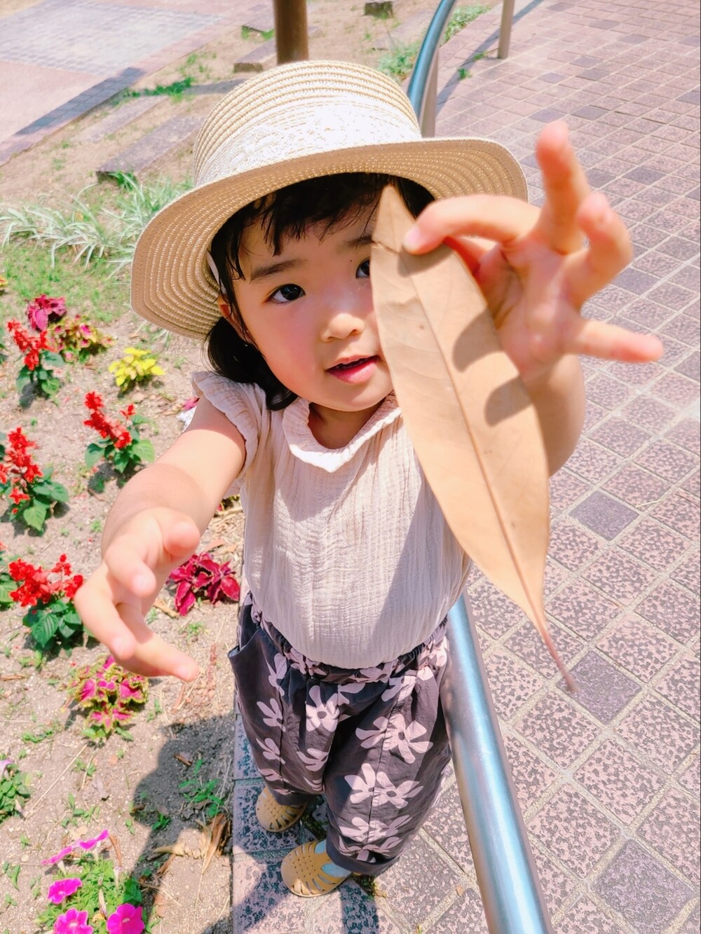 ベージュ系のタンクトップ、その他のパンツ、ブラウン系のサンダルを着用したキッズの夏コーディネートの2枚目の写真