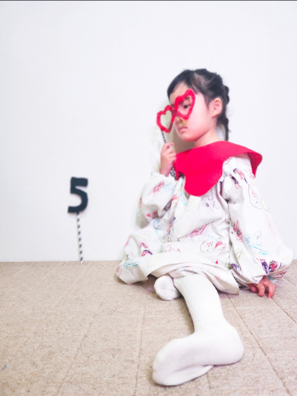 ホワイト系のタイツ/ストッキングを着用したキッズの冬コーディネートの4枚目の写真