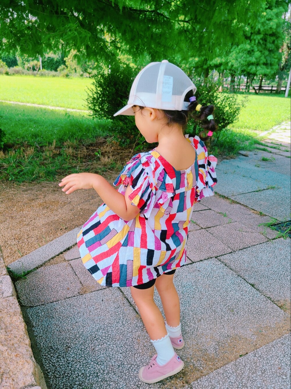 その他のワンピース、ブラック系のその他パンツ、ピンク系のスニーカーを着用したキッズの夏コーディネートの3枚目の写真