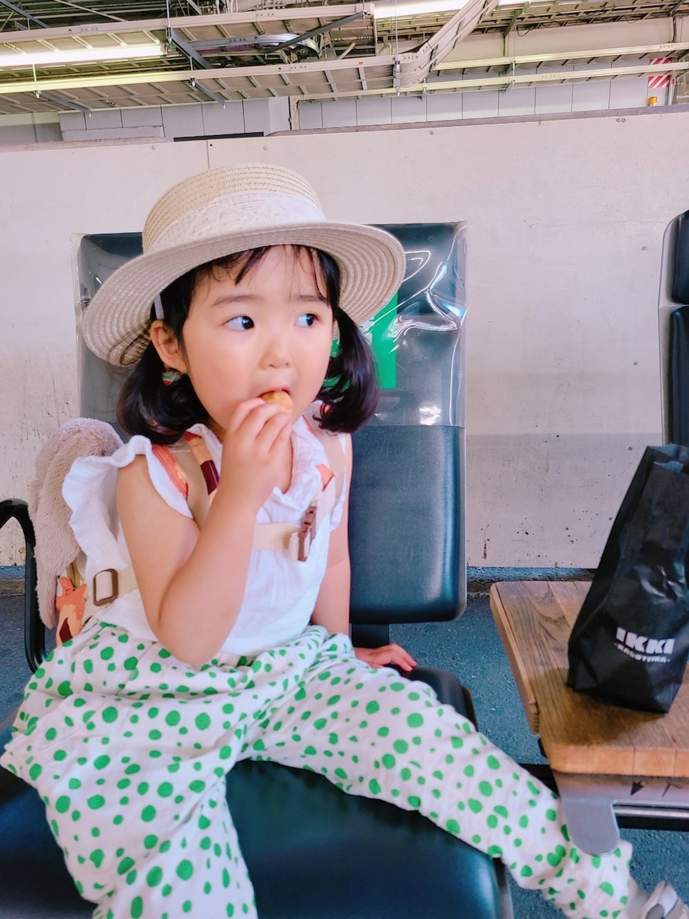 その他のパンツ、オレンジ系のバックパック/リュック、ホワイト系のタンクトップを着用したキッズの夏コーディネートの2枚目の写真