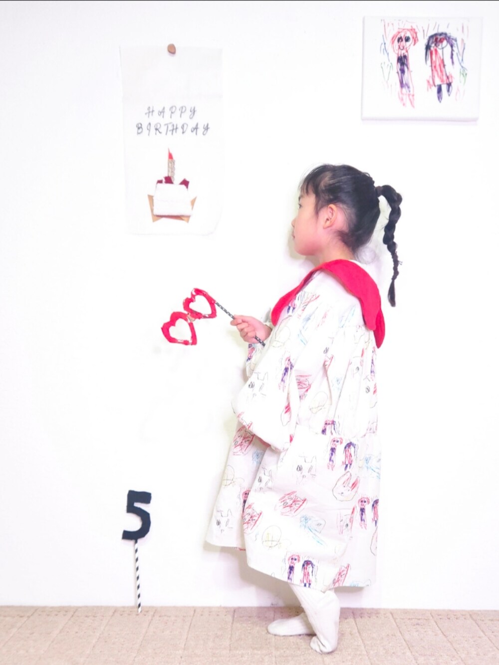 ホワイト系のタイツ/ストッキングを着用したキッズの冬コーディネートの2枚目の写真