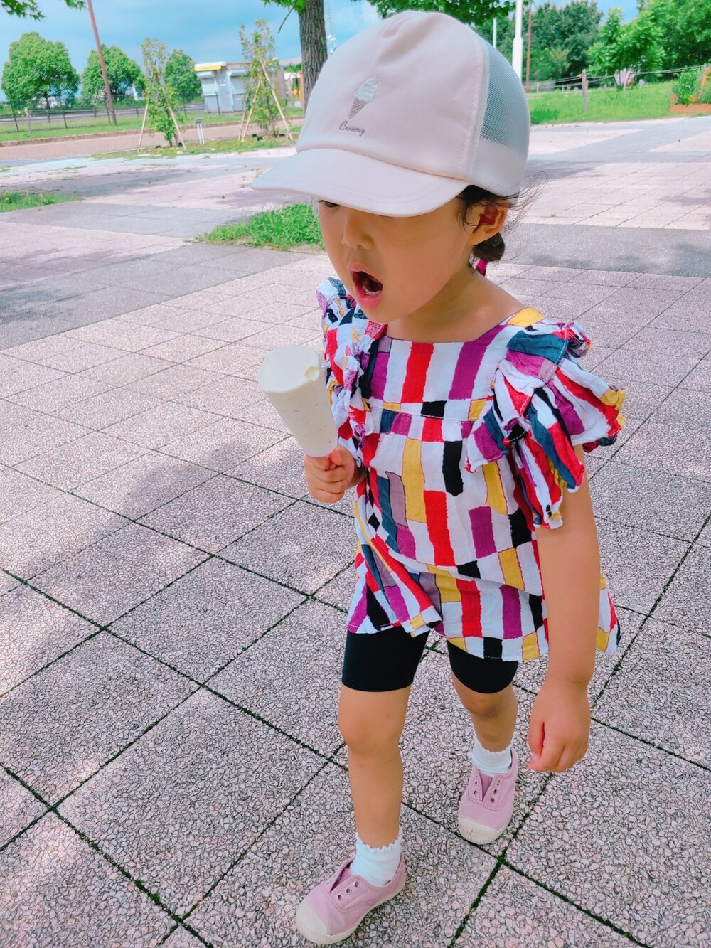 その他のワンピース、ブラック系のその他パンツ、ピンク系のスニーカーを着用したキッズの夏コーディネートの2枚目の写真