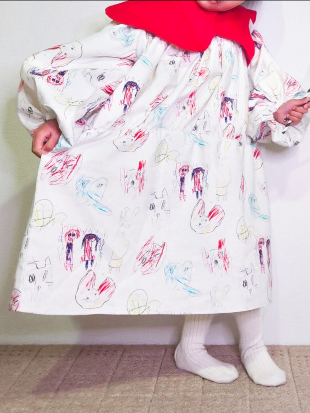 ホワイト系のタイツ/ストッキングを着用したキッズの冬コーディネートの5枚目の写真