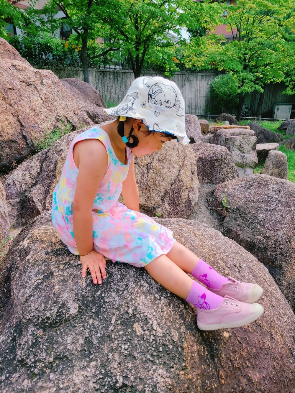 その他のワンピース、ベージュ系のキャップを着用したキッズの夏コーディネートの3枚目の写真