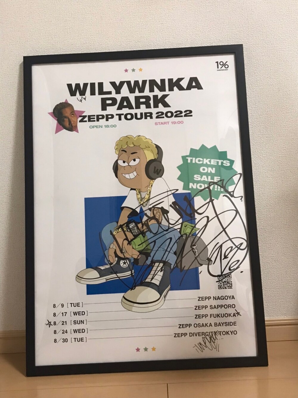 ブラック系のシャツ/ブラウス、ブラック系のデニムパンツ、ブラック系のローファーを着用したメンズの夏コーディネートの2枚目の写真