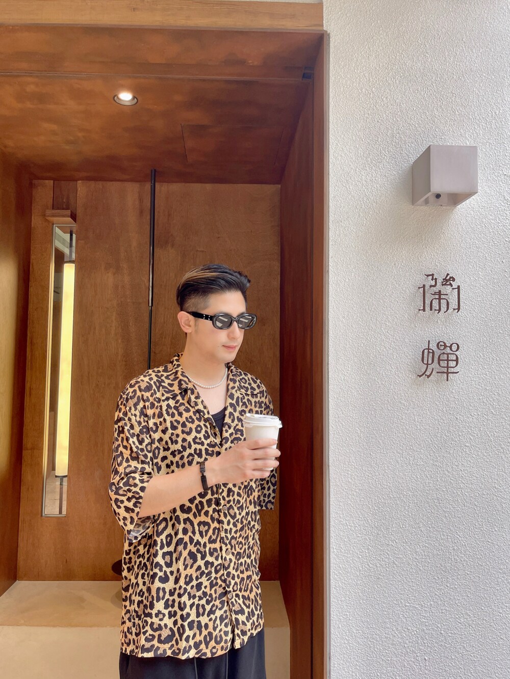「休日コーデ、夏コーデ、crocs、mastermind JAPAN、mastermind world、KAPITAL、gentlemonster、Maison Margiela」｜「KAPITALのアイテム（シャツ/ブラウス、ベージュ系）」を使った、Foxさん（メンズ・173cm）の夏コーディネートの2枚目の写真