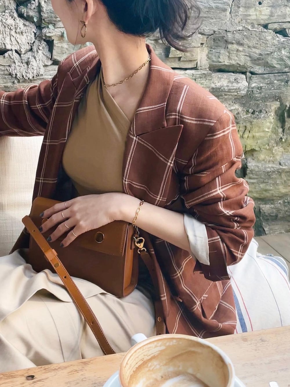 ブルー系のスカート、イエロー系のTシャツ/カットソーを着用したレディースの春コーディネートの2枚目の写真