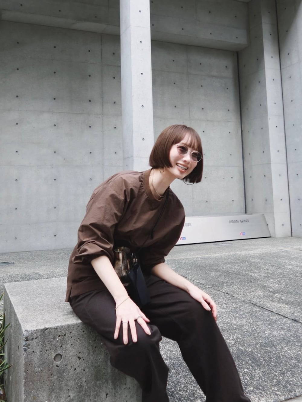 ブラウン系のシャツ/ブラウスを着用したレディースの秋コーディネートの2枚目の写真