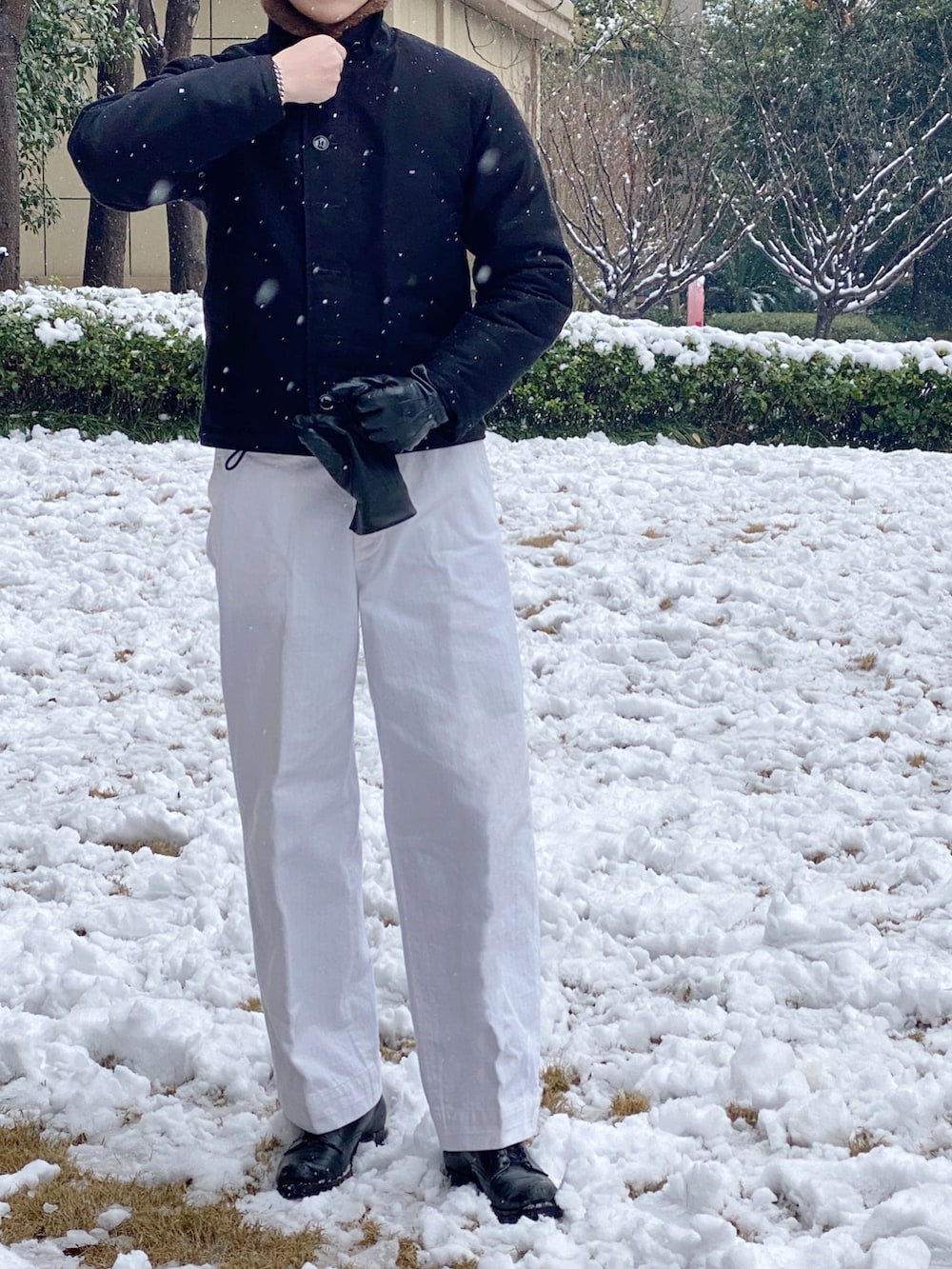 ホワイト系のチノパンツを着用したメンズの冬コーディネートの2枚目の写真