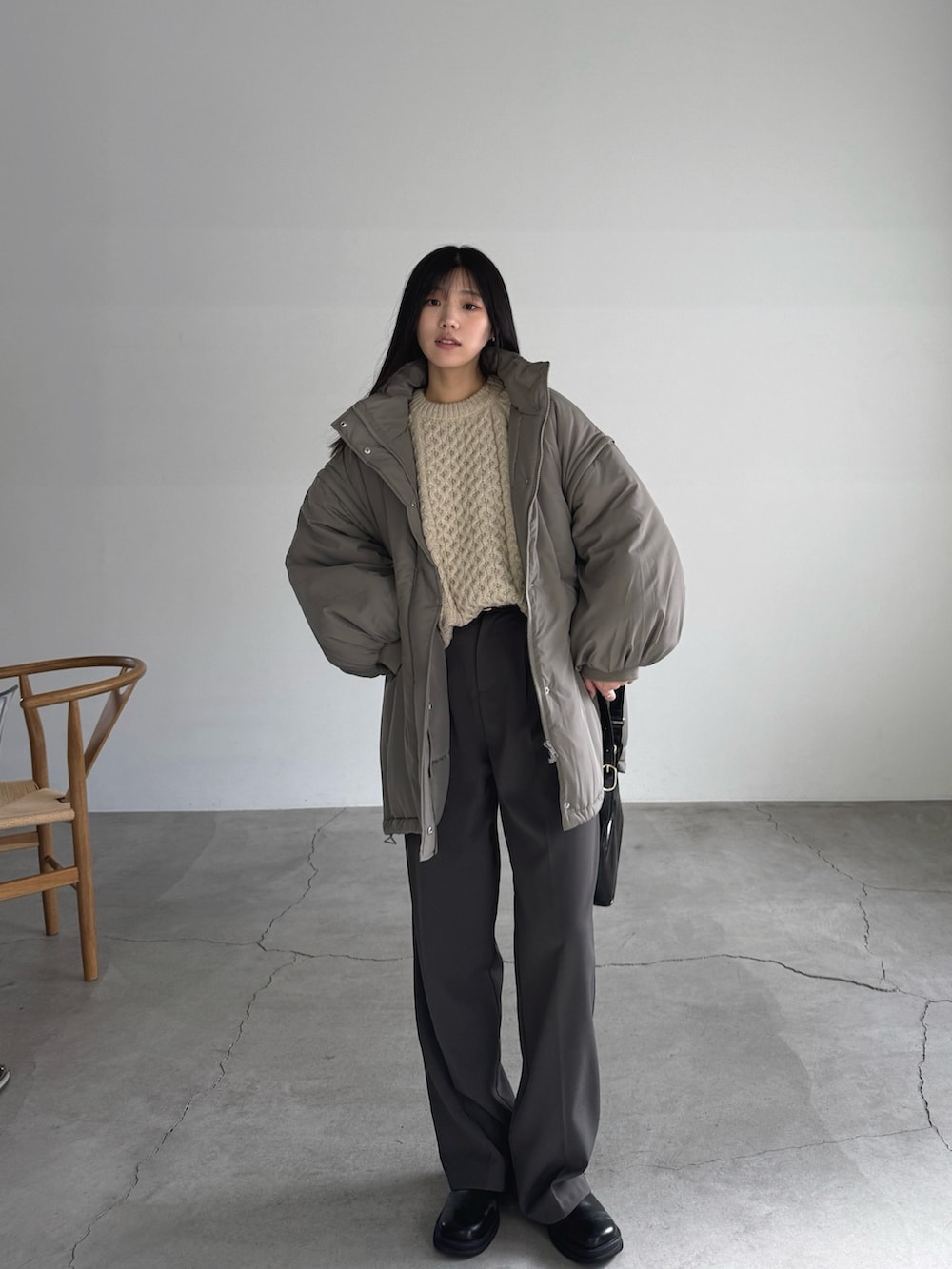 「冬コーデ、ダウン、ダウンコート、ダウンコーデ、カーキ、カーキアウター、ボリューム、ボリューム袖、高身長、高身長女子、高身長コーデ、骨格ストレート」｜「select MOCAの2wayスタンドカラーモンスターコート（ダウンジャケット/コート、グリーン系）」を使った、yuriさん（骨格ストレート・レディース・167cm）の冬コーディネートの4枚目の写真