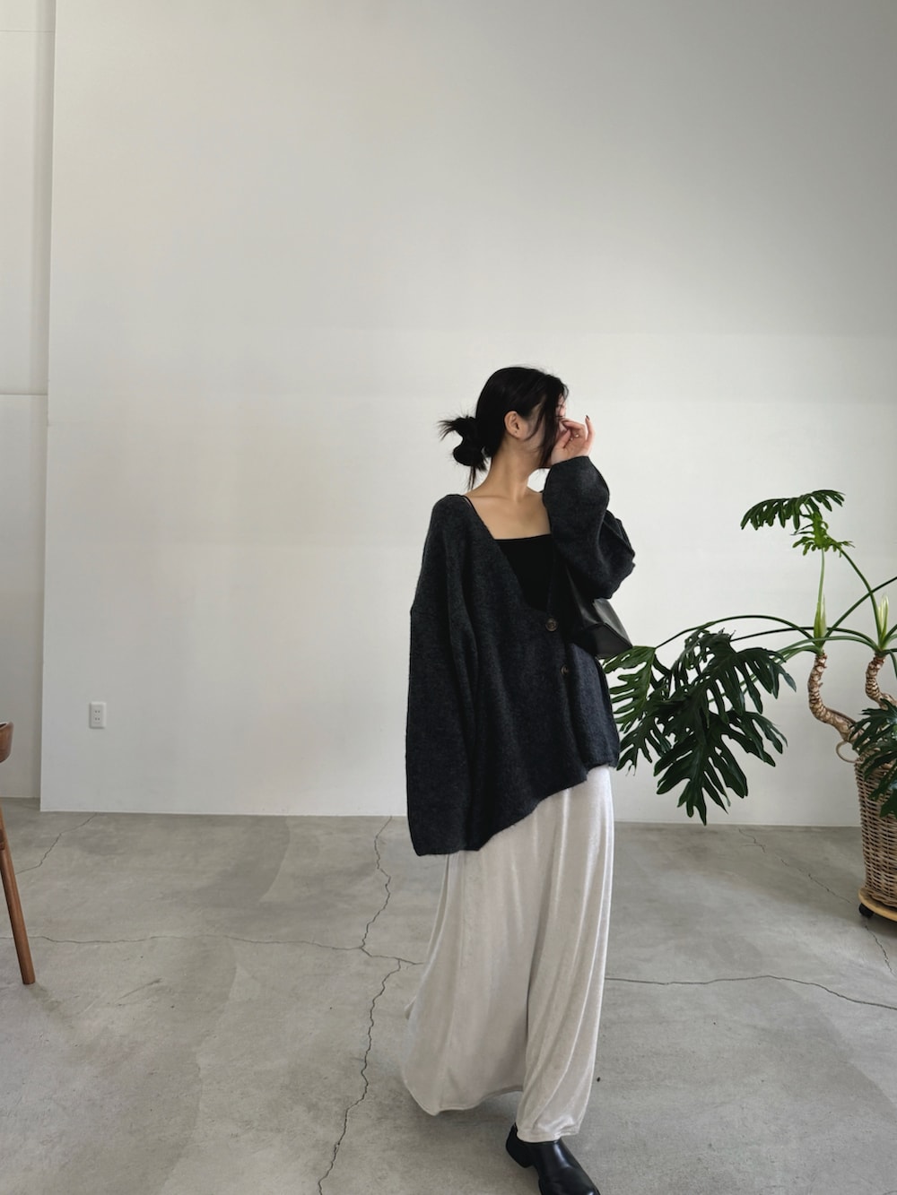 「カーディガン、カーディガンコーデ、ニットカーディガン、ロングスカート、シャイニースカート、秋コーデ、高身長女子」｜「select MOCA by sonの【サイズ展開あり】スリーブリンキングVネックカーディガン（カーディガン/ボレロ、グレー系）」を使った、yuriさん（レディース・167cm）の秋コーディネートの5枚目の写真