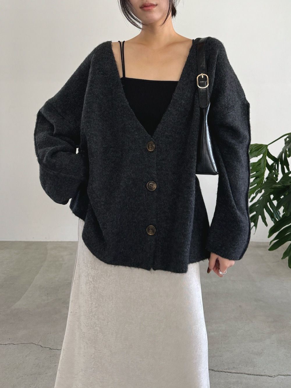 「カーディガン、カーディガンコーデ、ニットカーディガン、ロングスカート、シャイニースカート、秋コーデ、高身長女子」｜「select MOCA by sonの【サイズ展開あり】スリーブリンキングVネックカーディガン（カーディガン/ボレロ、グレー系）」を使った、yuriさん（レディース・167cm）の秋コーディネートの6枚目の写真