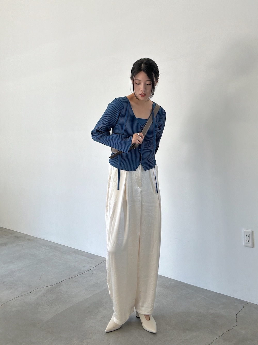 「サテンパンツ、レイヤードスタイル、カーディガン、ブルーコーデ、ブルー x ホワイト、秋コーデ、秋服準備はじめました、高身長女子」｜「select MOCAのキャミ＆カーディガンドッキング長袖トップス（ニット/セーター、ブルー系）」を使った、yuriさん（レディース・167cm）の秋コーディネートの3枚目の写真